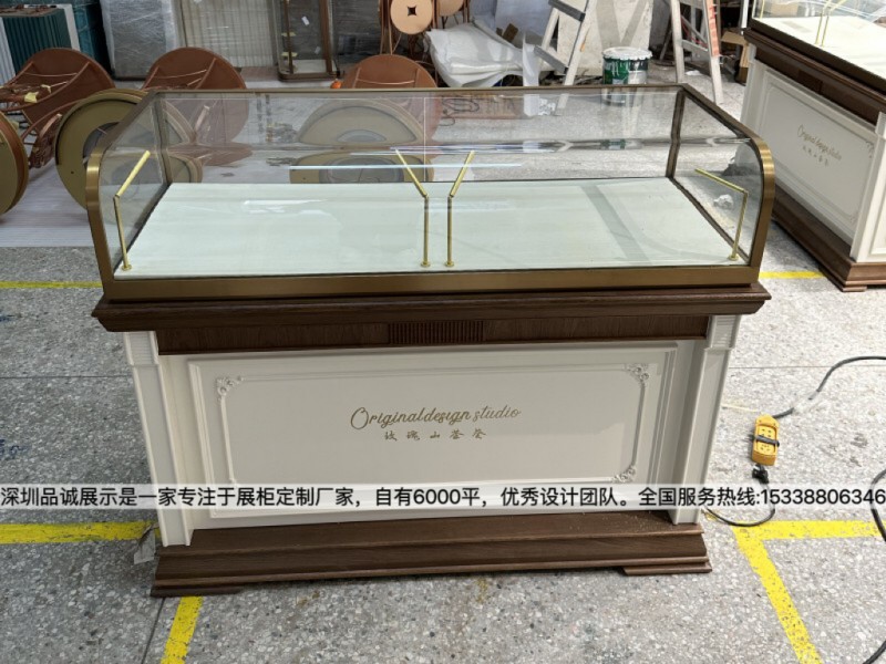 深圳品誠展示復(fù)古珠寶展柜設(shè)計效果4_副本.jpg
